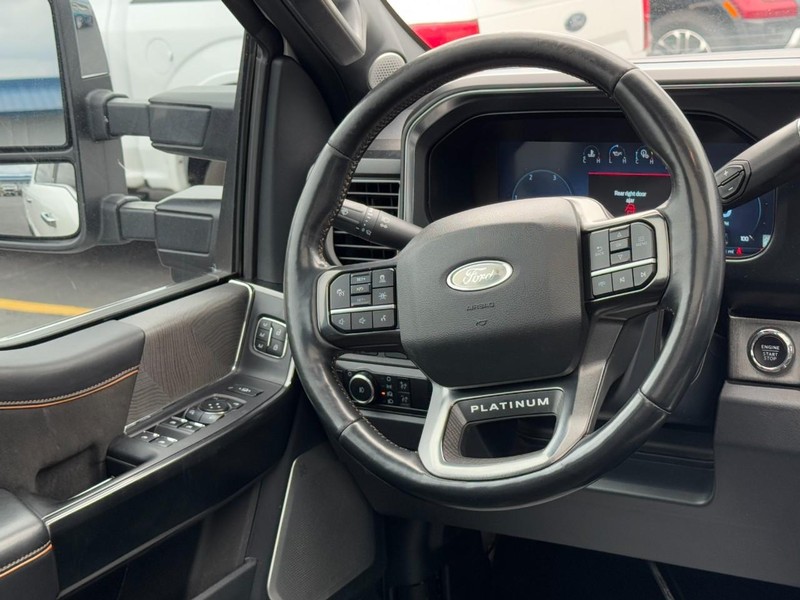Ford Super Duty F-350 SRW Vehicle Full-screen Gallery Image 12