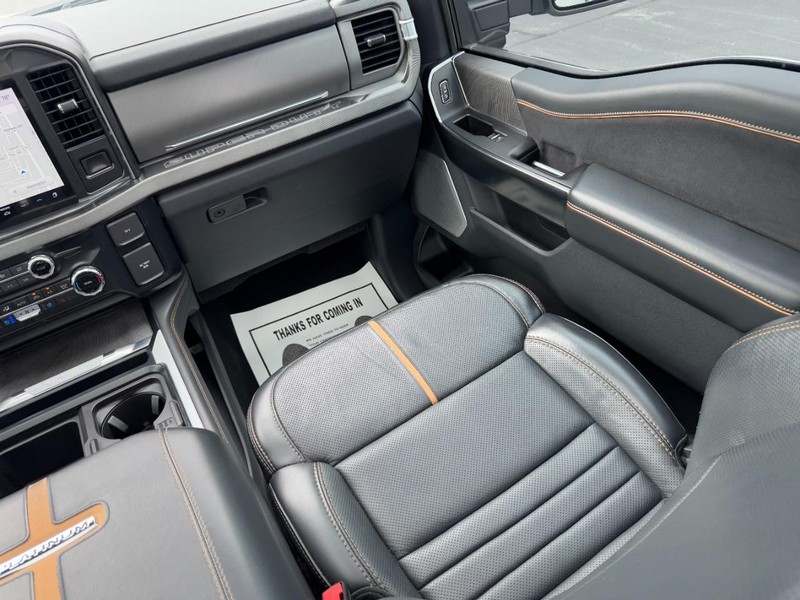 Ford Super Duty F-350 SRW Vehicle Full-screen Gallery Image 15