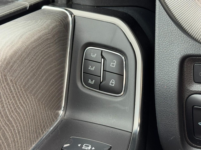 Ford Super Duty F-350 SRW Vehicle Full-screen Gallery Image 16