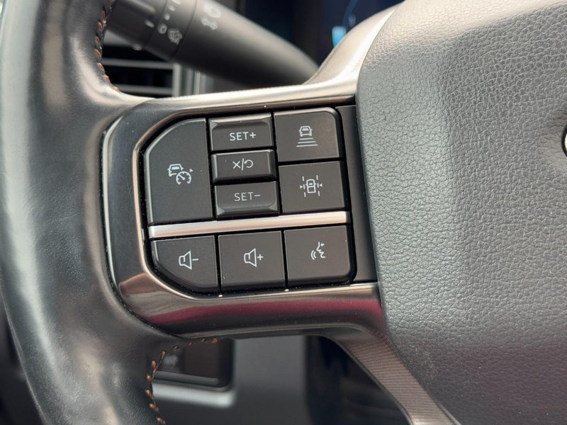 Ford Super Duty F-350 SRW Vehicle Full-screen Gallery Image 17