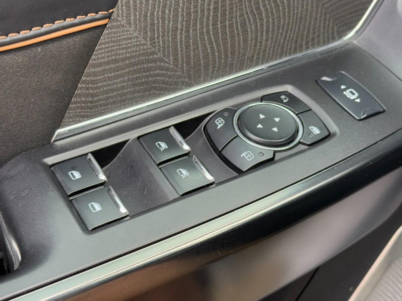 Ford Super Duty F-350 SRW Vehicle Full-screen Gallery Image 23