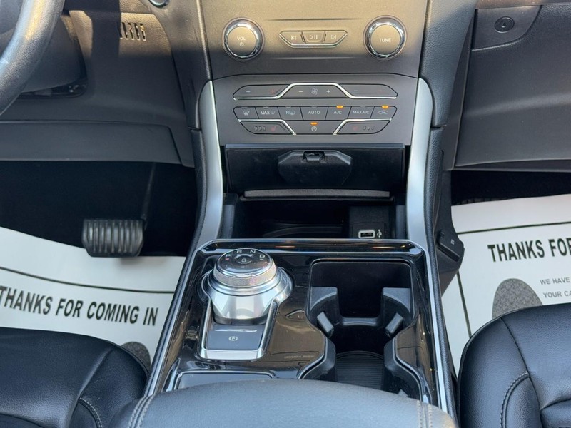 Ford Edge Vehicle Full-screen Gallery Image 15