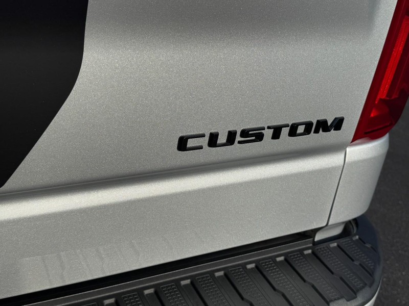 Chevrolet Silverado 1500 LTD Vehicle Full-screen Gallery Image 04