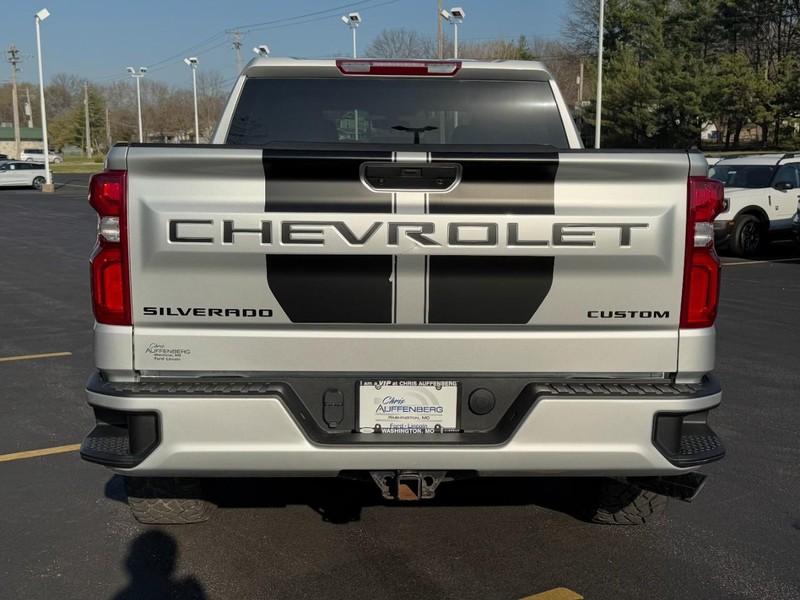 Chevrolet Silverado 1500 LTD Vehicle Full-screen Gallery Image 06