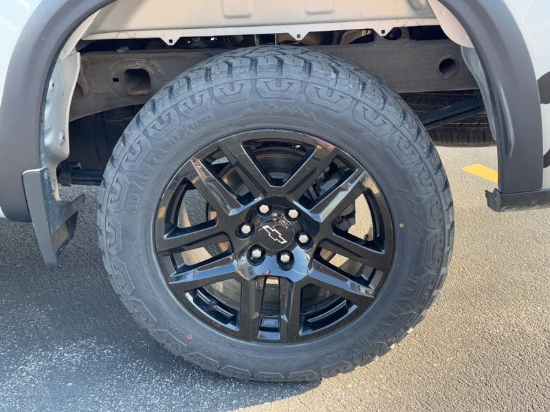 Chevrolet Silverado 1500 LTD Vehicle Full-screen Gallery Image 08