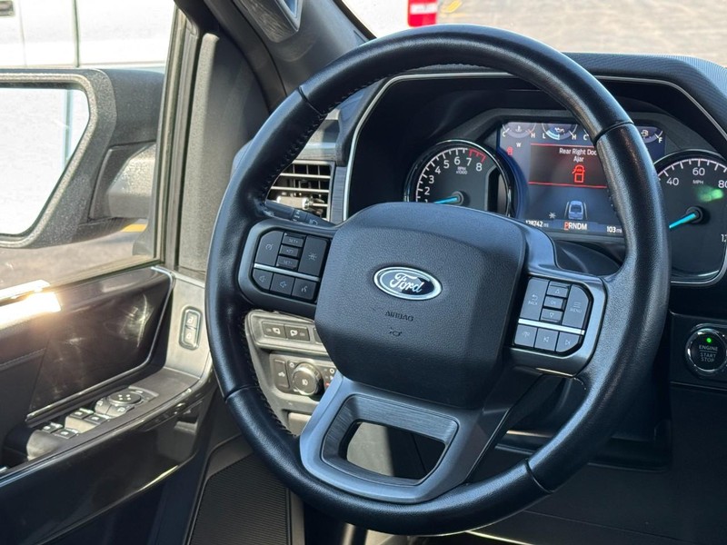 Ford F-150 Vehicle Full-screen Gallery Image 12