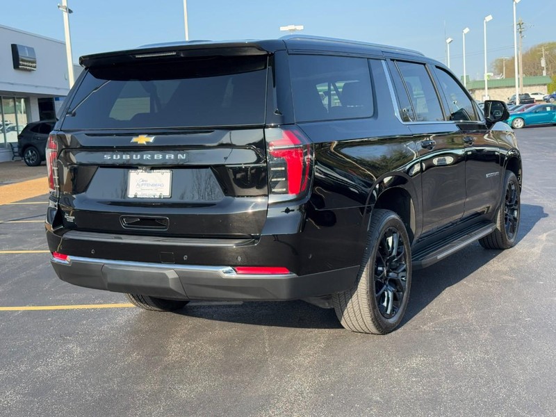 Chevrolet Suburban Vehicle Full-screen Gallery Image 03