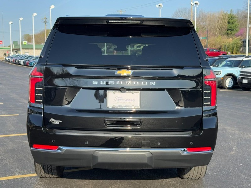 Chevrolet Suburban Vehicle Full-screen Gallery Image 04