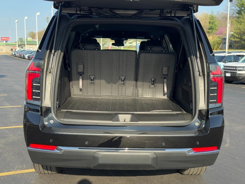 Chevrolet Suburban Vehicle Full-screen Gallery Image 05