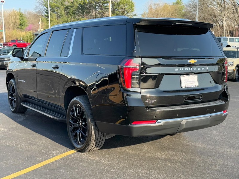 Chevrolet Suburban Vehicle Full-screen Gallery Image 06
