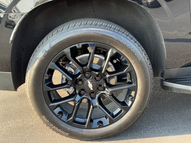 Chevrolet Suburban Vehicle Full-screen Gallery Image 07