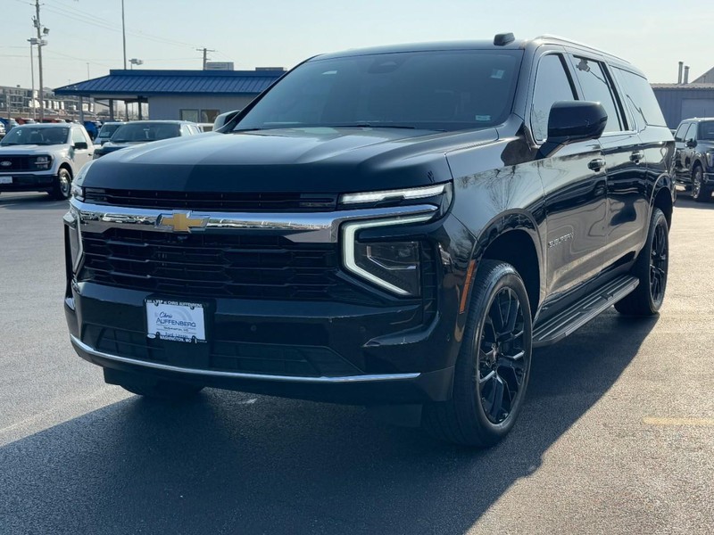 Chevrolet Suburban Vehicle Full-screen Gallery Image 08