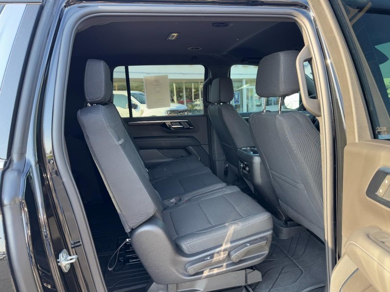 Chevrolet Suburban Vehicle Full-screen Gallery Image 10