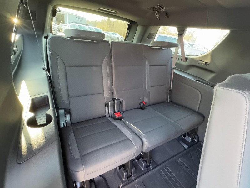 Chevrolet Suburban Vehicle Full-screen Gallery Image 11