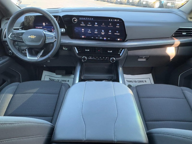 Chevrolet Suburban Vehicle Full-screen Gallery Image 12