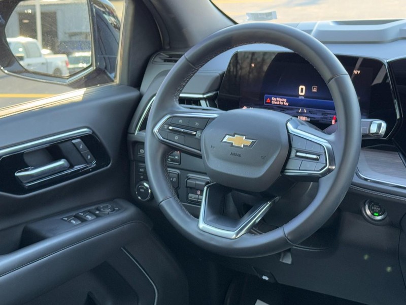 Chevrolet Suburban Vehicle Full-screen Gallery Image 13