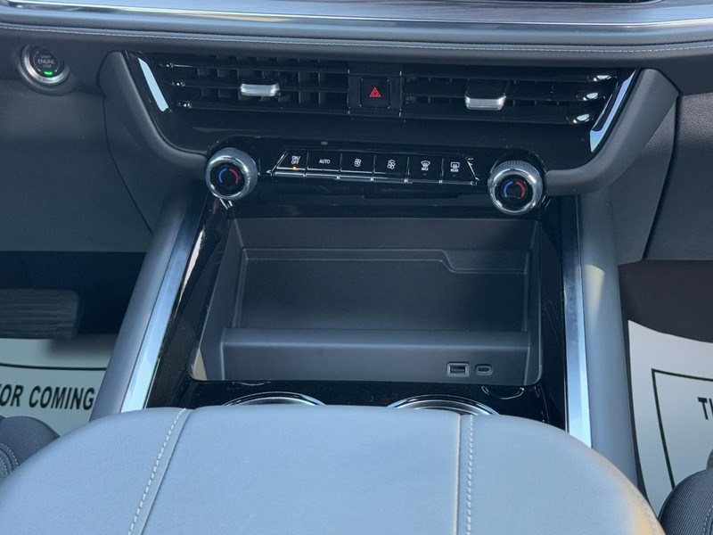 Chevrolet Suburban Vehicle Full-screen Gallery Image 15