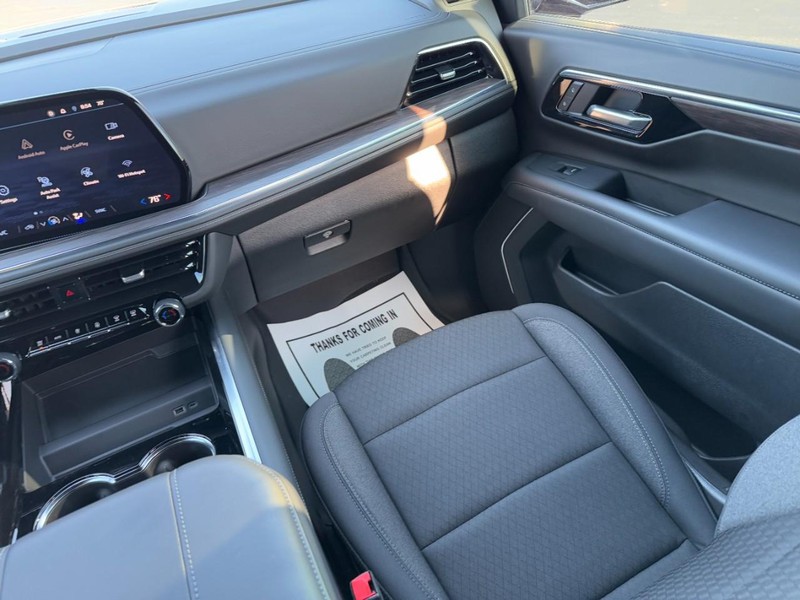 Chevrolet Suburban Vehicle Full-screen Gallery Image 16