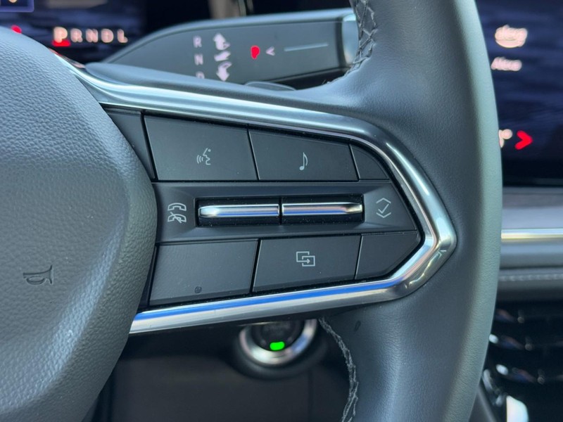 Chevrolet Suburban Vehicle Full-screen Gallery Image 18