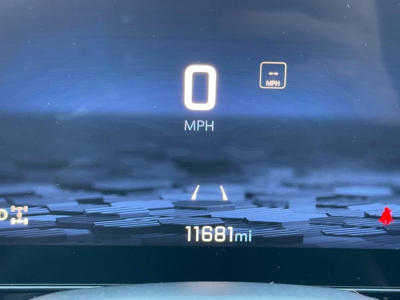 Chevrolet Suburban Vehicle Full-screen Gallery Image 19