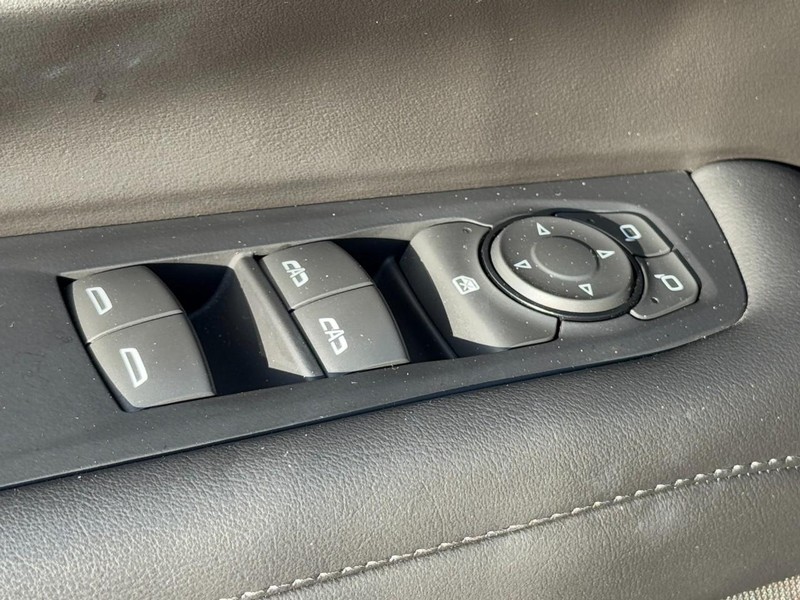 Chevrolet Suburban Vehicle Full-screen Gallery Image 22