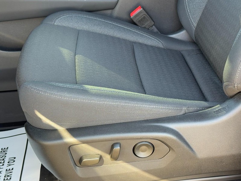 Chevrolet Suburban Vehicle Full-screen Gallery Image 23