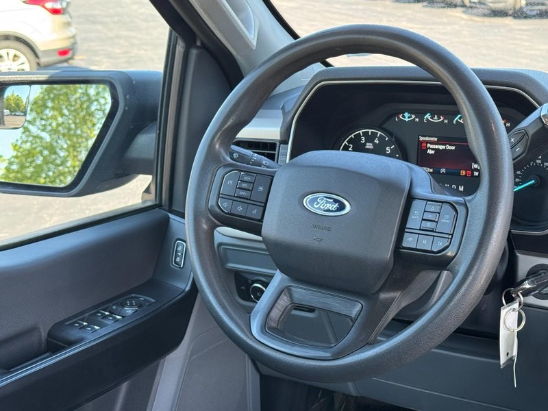 Ford F-150 Vehicle Full-screen Gallery Image 12