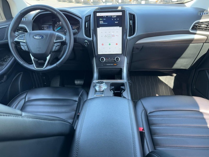Ford Edge Vehicle Full-screen Gallery Image 11