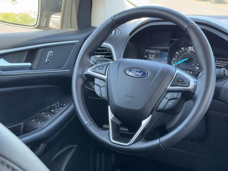 Ford Edge Vehicle Full-screen Gallery Image 12