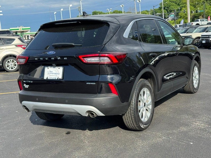 Ford Escape Vehicle Full-screen Gallery Image 03