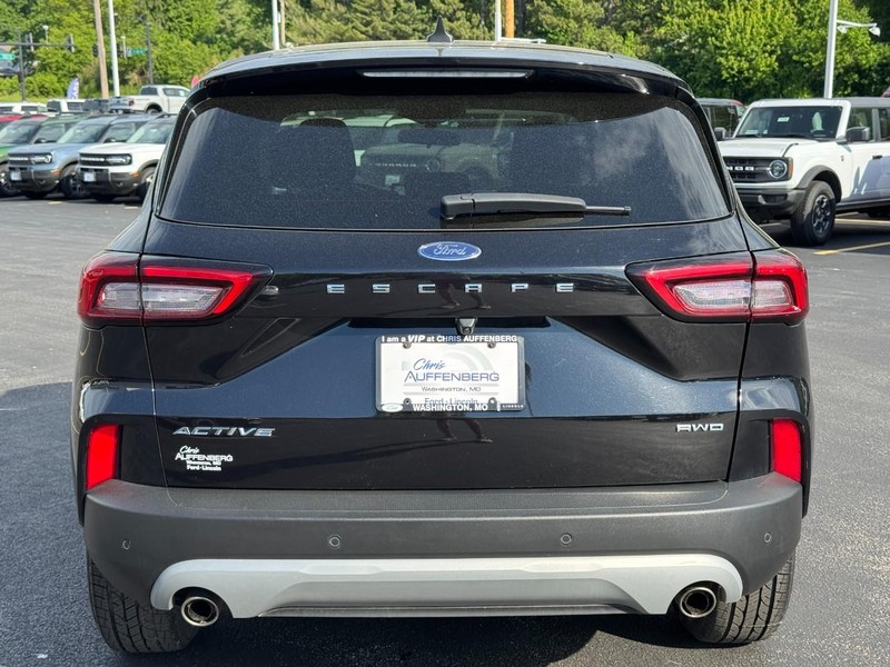 Ford Escape Vehicle Full-screen Gallery Image 04
