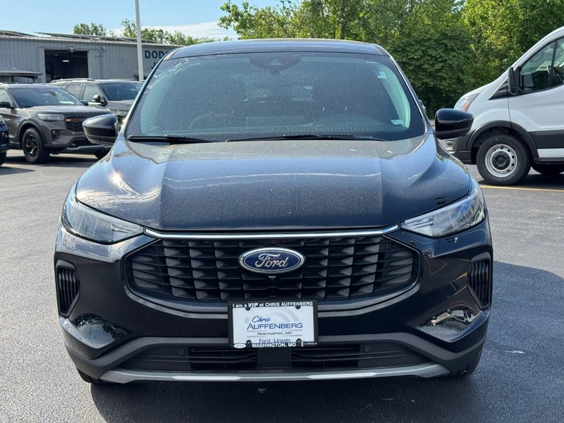 Ford Escape Vehicle Full-screen Gallery Image 09