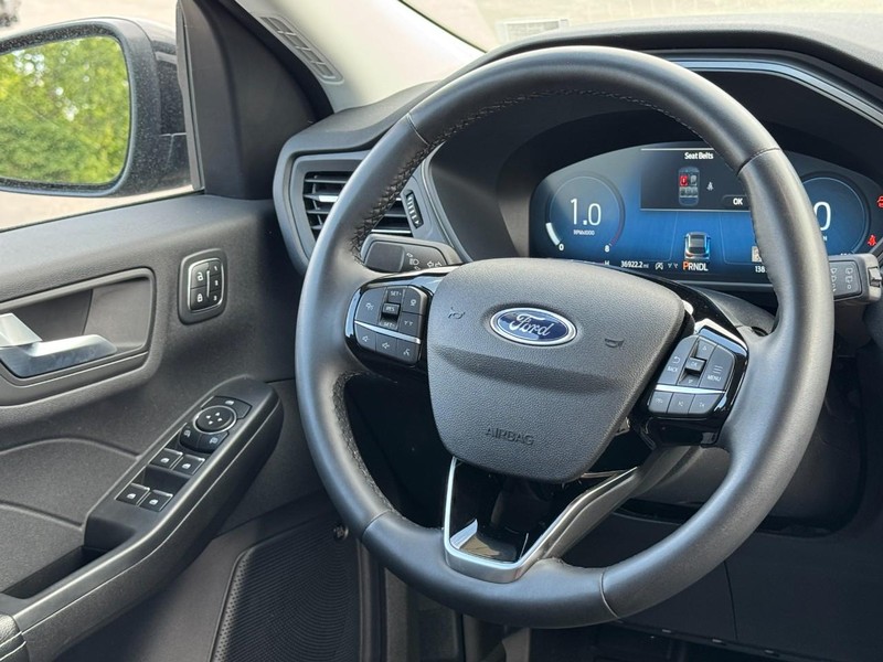 Ford Escape Vehicle Full-screen Gallery Image 12