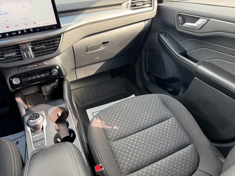 Ford Escape Vehicle Full-screen Gallery Image 15