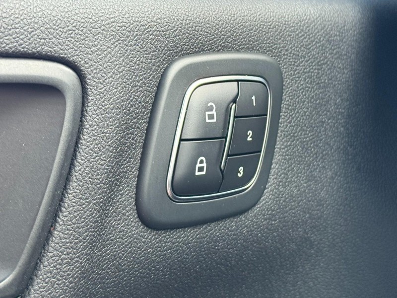 Ford Escape Vehicle Full-screen Gallery Image 16