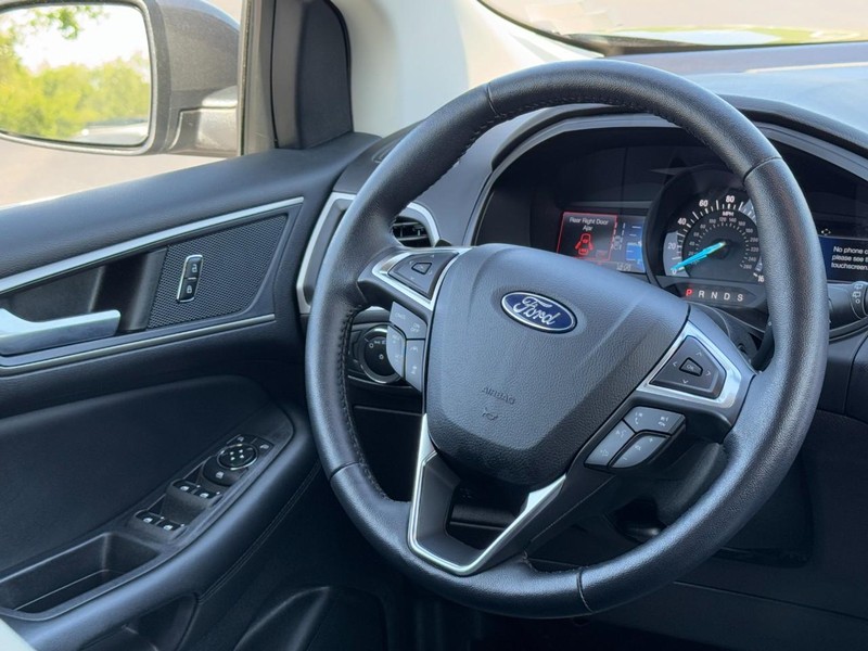 Ford Edge Vehicle Full-screen Gallery Image 12