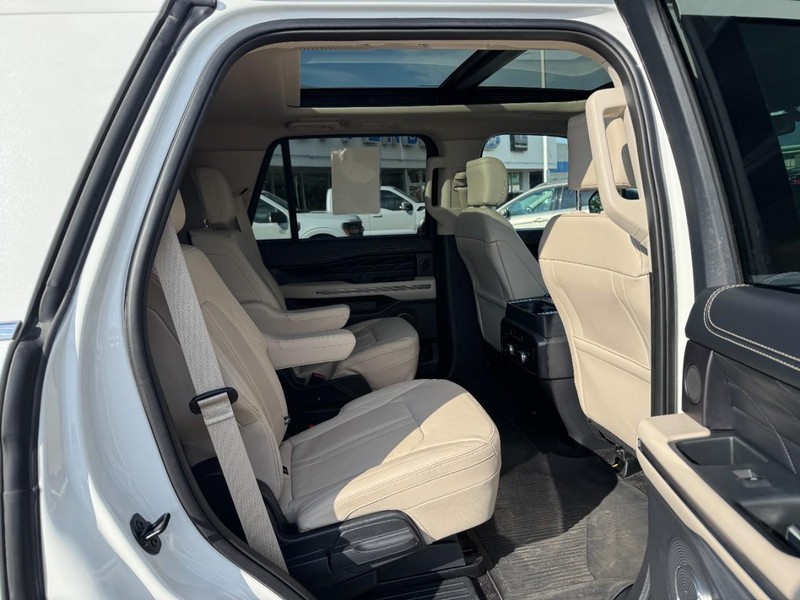 Ford Expedition Vehicle Full-screen Gallery Image 10