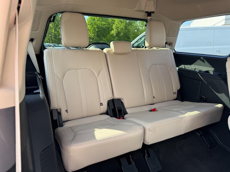 Ford Expedition Vehicle Full-screen Gallery Image 11