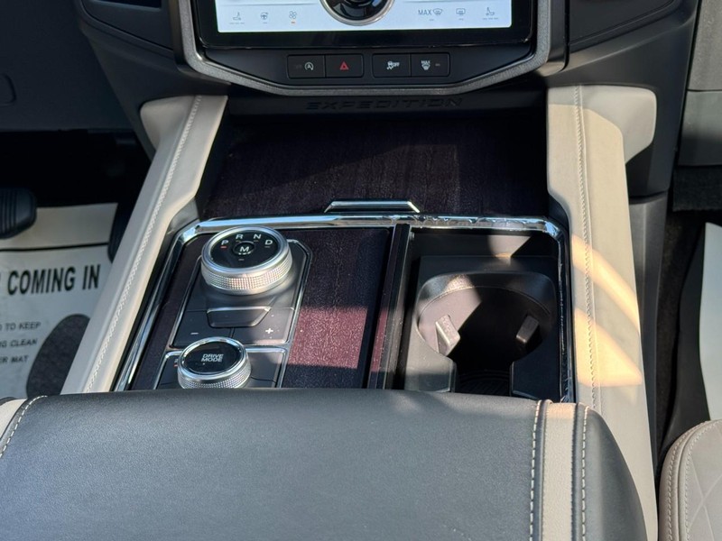 Ford Expedition Vehicle Full-screen Gallery Image 15