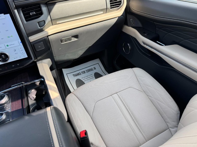 Ford Expedition Vehicle Full-screen Gallery Image 16