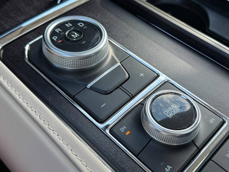 Ford Expedition Vehicle Full-screen Gallery Image 21