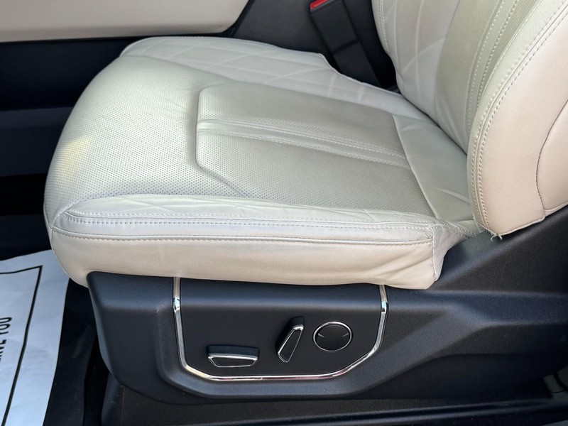 Ford Expedition Vehicle Full-screen Gallery Image 25