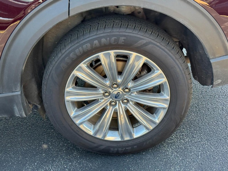 Ford Explorer Vehicle Full-screen Gallery Image 07