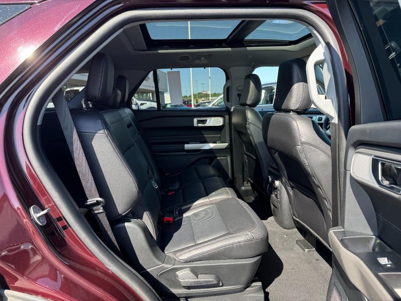 Ford Explorer Vehicle Full-screen Gallery Image 10