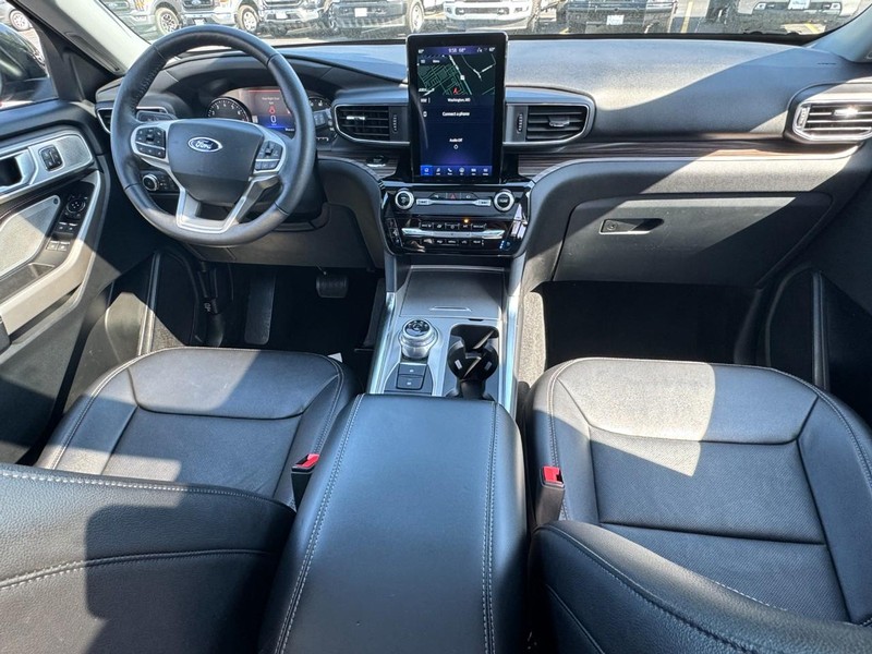 Ford Explorer Vehicle Full-screen Gallery Image 12