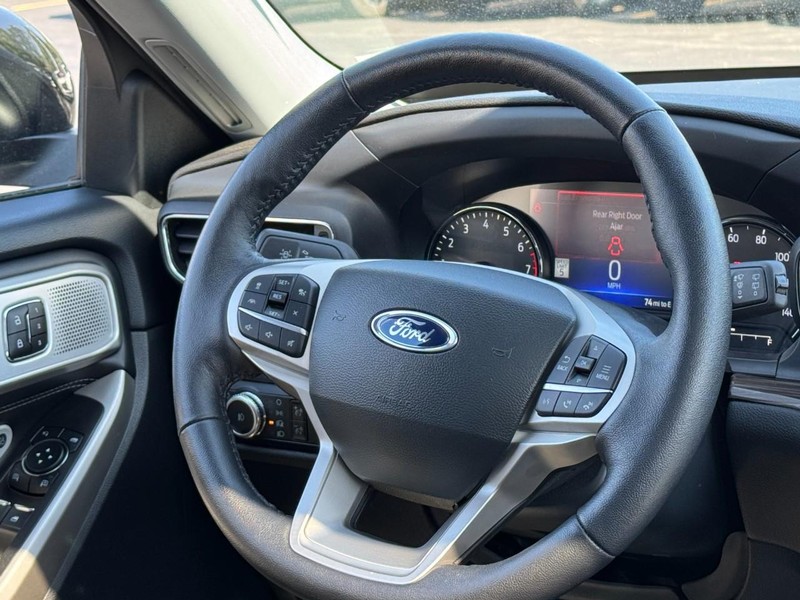 Ford Explorer Vehicle Full-screen Gallery Image 13