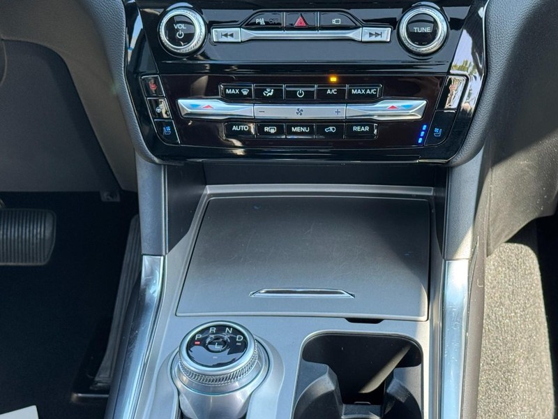 Ford Explorer Vehicle Full-screen Gallery Image 15