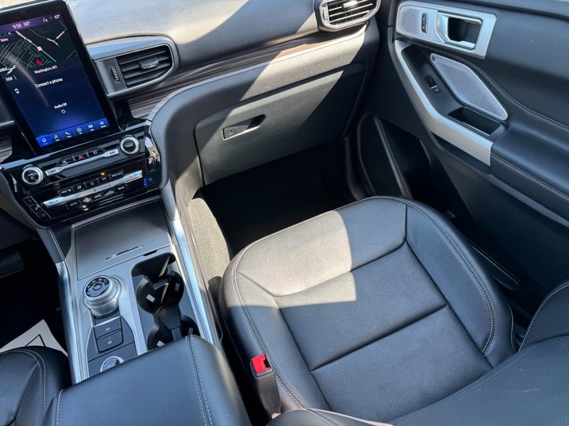 Ford Explorer Vehicle Full-screen Gallery Image 16