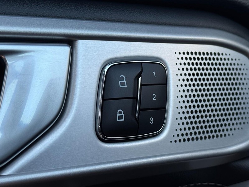 Ford Explorer Vehicle Full-screen Gallery Image 17
