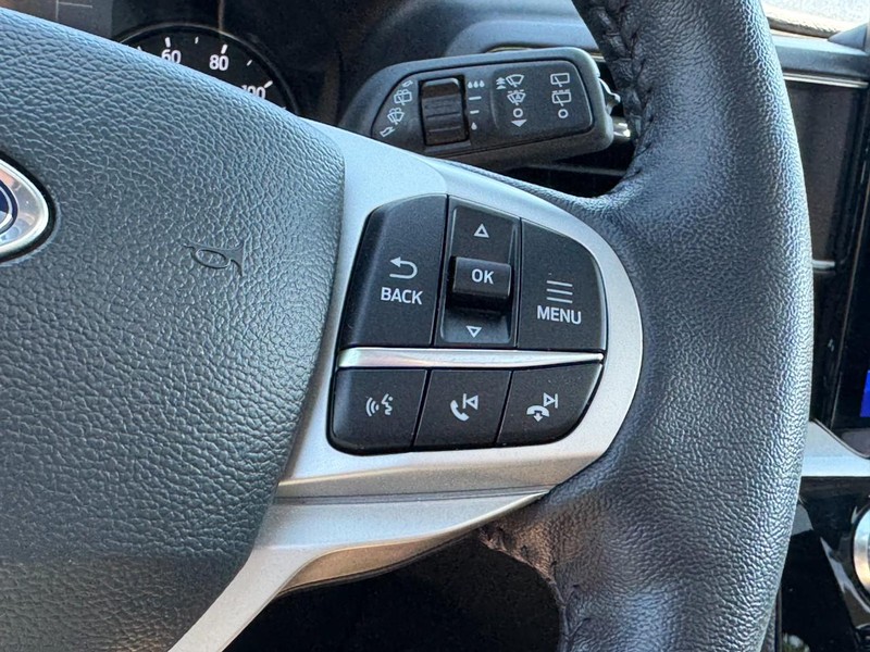 Ford Explorer Vehicle Full-screen Gallery Image 19
